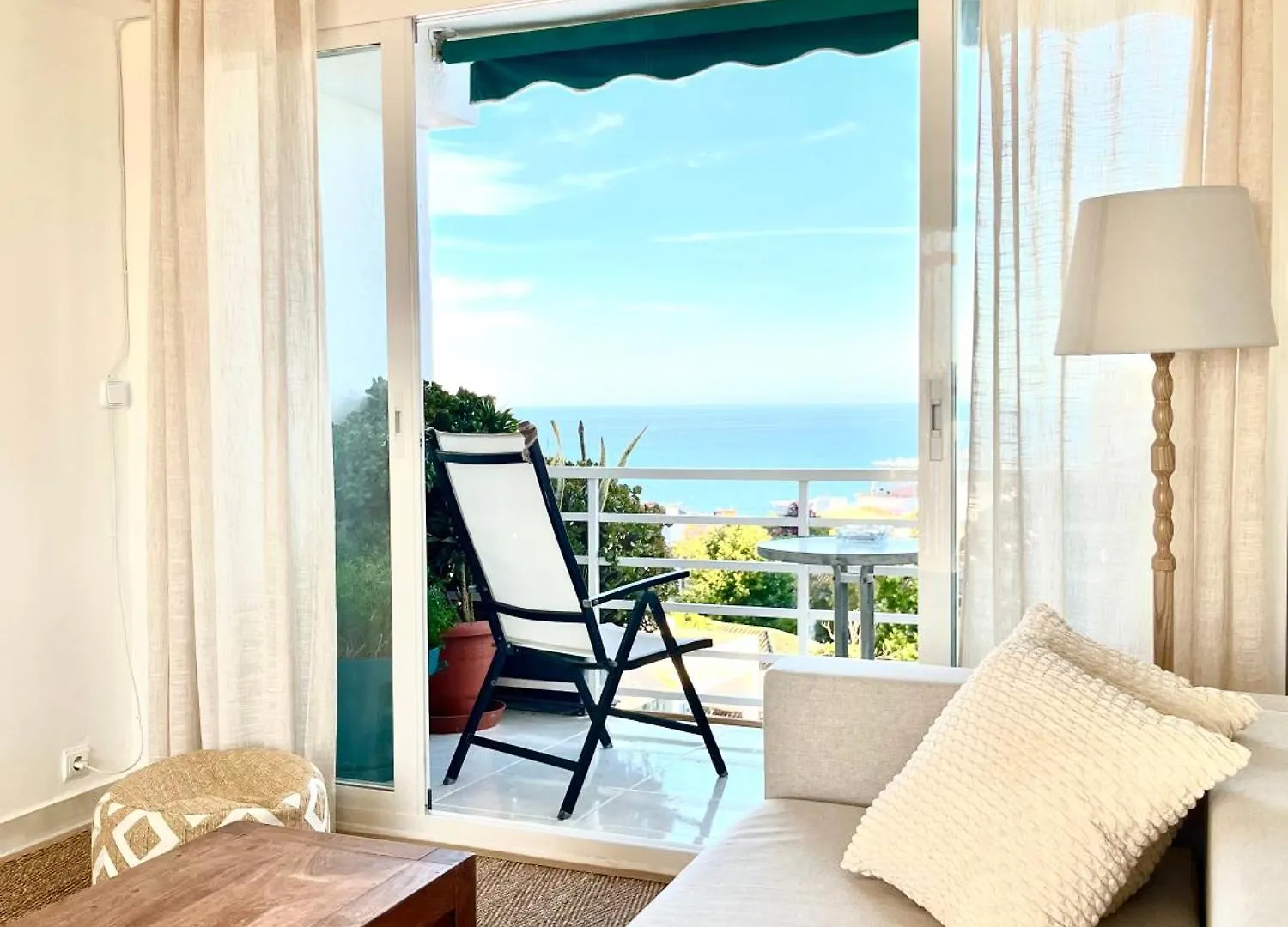 Light-Filled Apartment With Sea Views トレモリノス