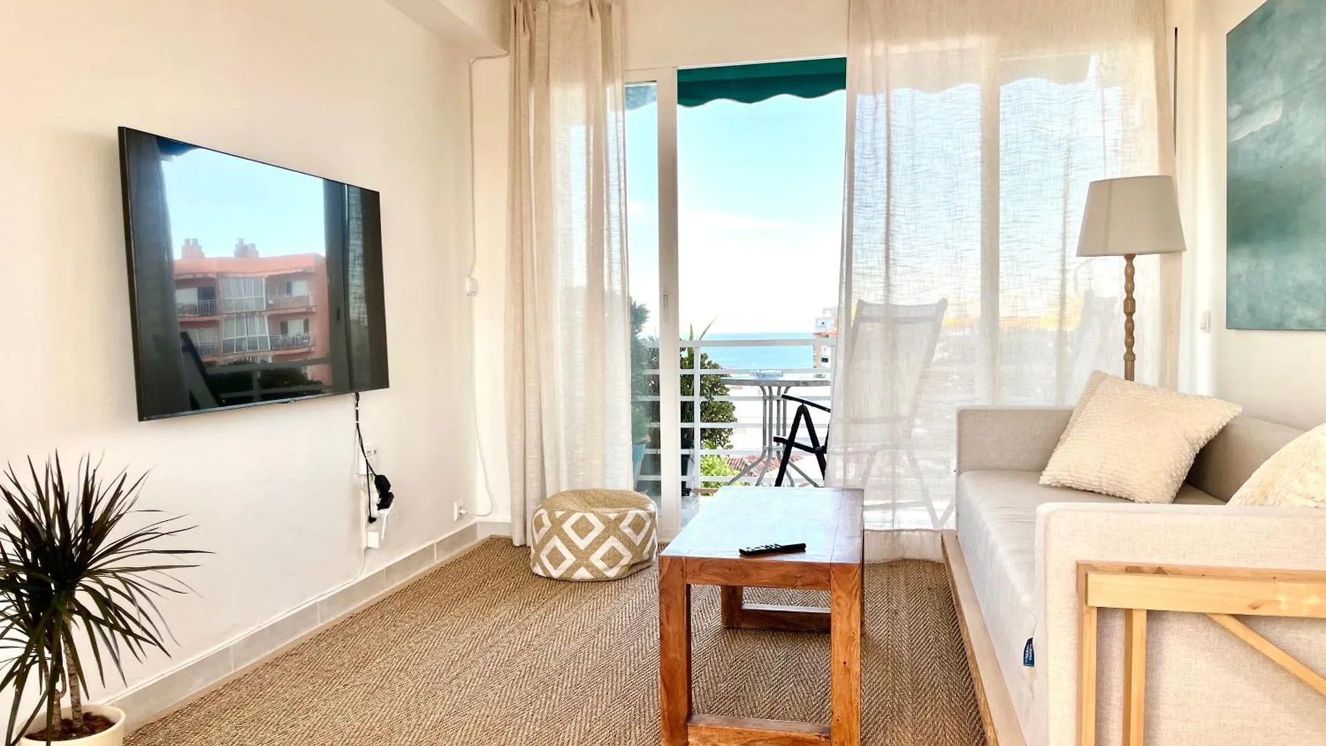 Light-Filled Apartment With Sea Views トレモリノス
